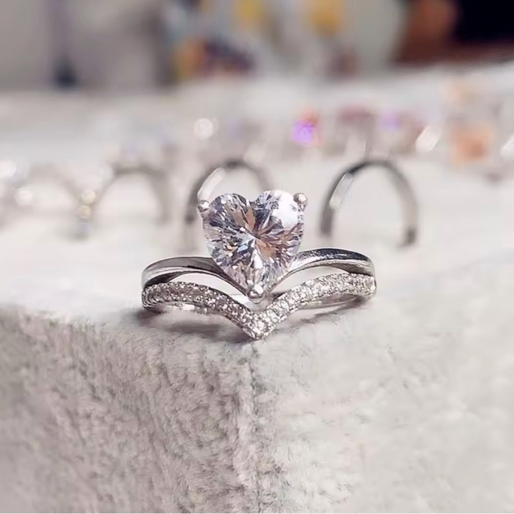 Silver Heart Ring with Crystal Accents. - Picture 4 of 5